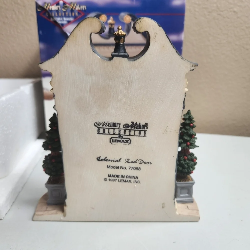 LEMAX VTG 1997 Christmas Village Memory Makers Colonial Red Door Boxed #77068